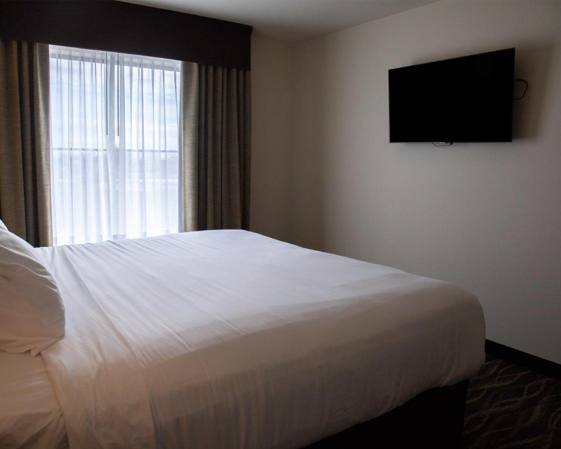 คอบเบิลสโตน โฮเทล แอนด์ สวีท ทู ริเวอร์ส Hotel Two Rivers ภายนอก รูปภาพ